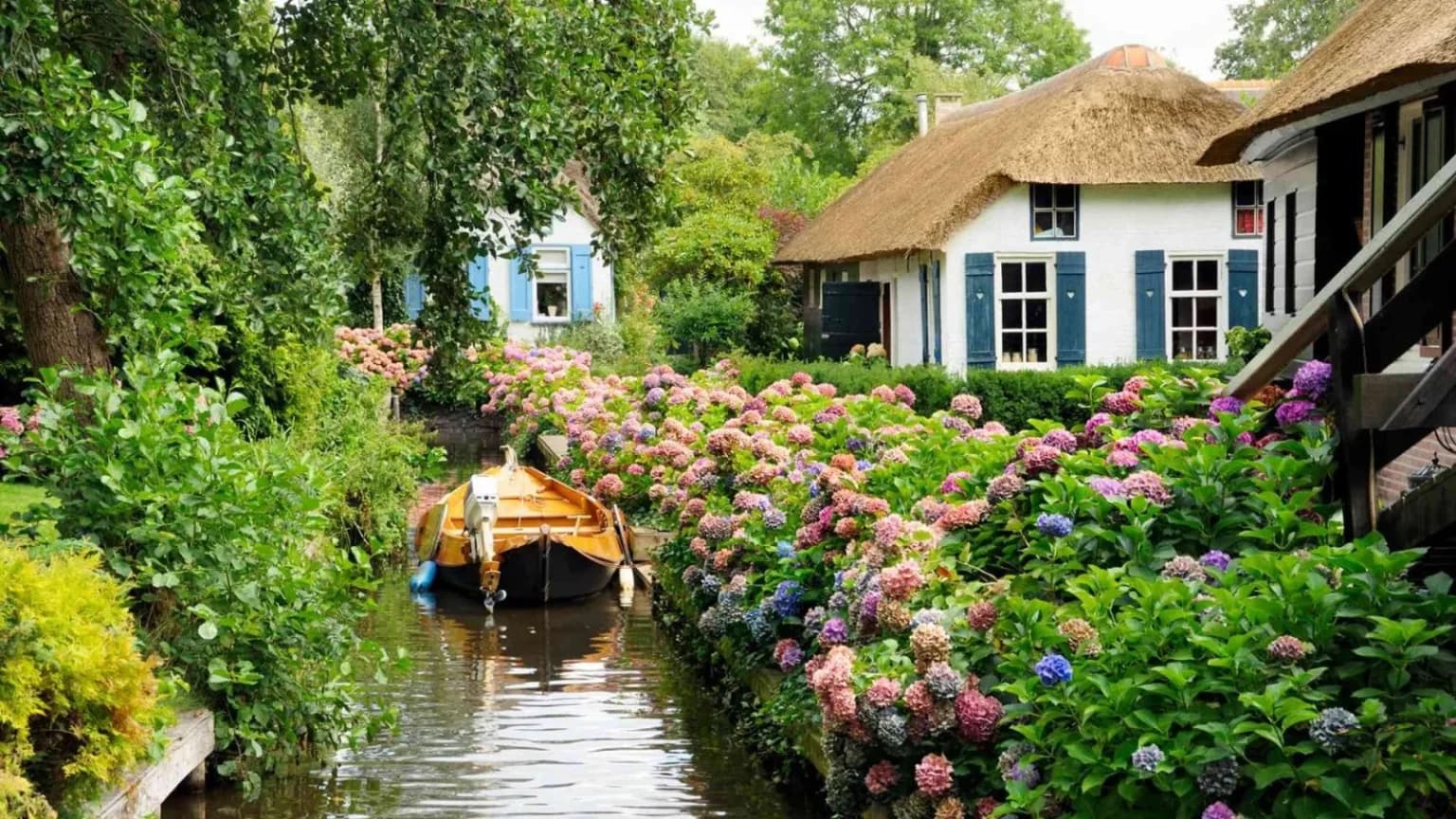 Giethoorn Niederlande erleben: Bootfahren, Natur genießen und malerische Gassen entdecken