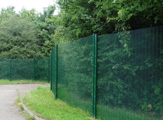 Grundstückszaun mit stilvollen Designvarianten
