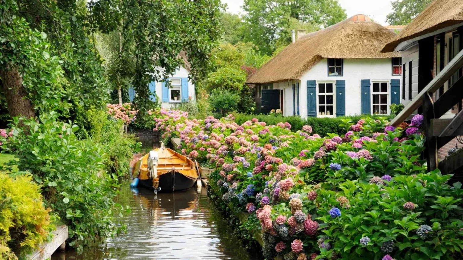 Giethoorn Niederlande erleben: Bootfahren, Natur genießen und malerische Gassen entdecken