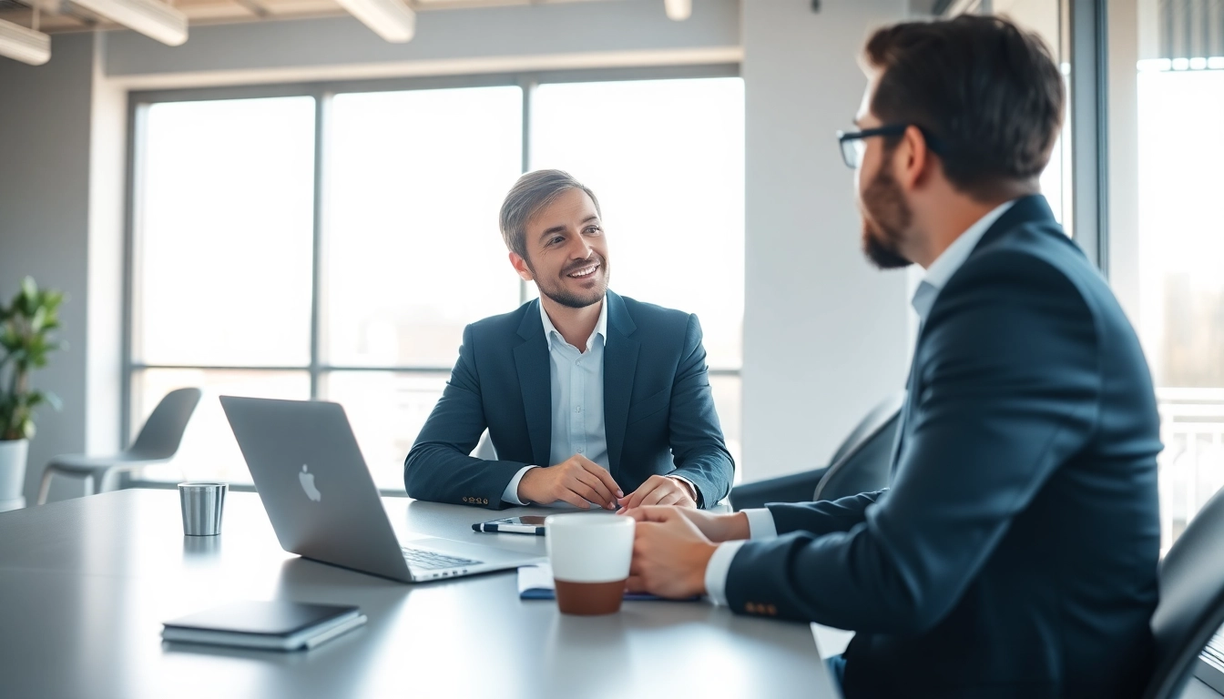 Headhunter IT führt ein Interview mit einem IT-Kandidaten in einem modernen Büro.